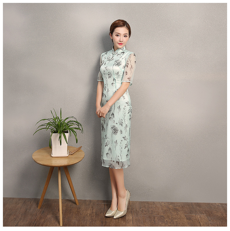 淡青色時(shí)尚印花旗袍，優(yōu)雅清新旗袍裙