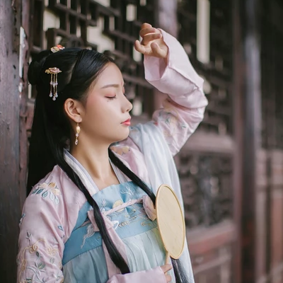 清新唯美帶團扇女生頭像，古風真人頭像