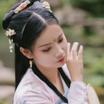 清新唯美帶團扇女生頭像，古風真人頭像