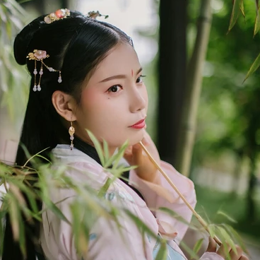 清新唯美帶團扇女生頭像，古風真人頭像