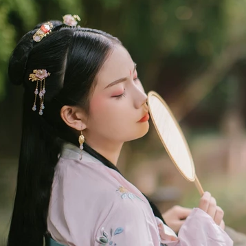 清新唯美帶團扇女生頭像，古風真人頭像