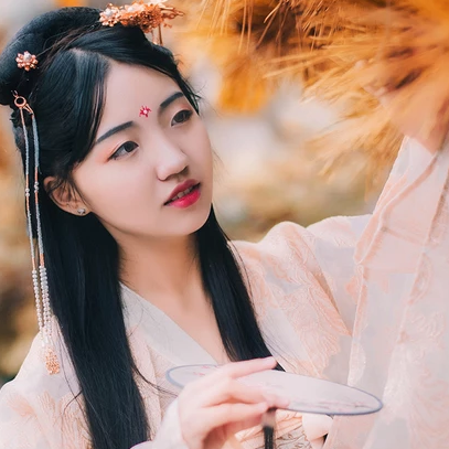秋意帶傘團(tuán)扇女生頭像，唯美古風(fēng)真人頭像