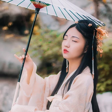秋意帶傘團(tuán)扇女生頭像，唯美古風(fēng)真人頭像