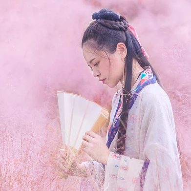 粉嫩帶折扇女生頭像，唯美古風(fēng)真人頭像
