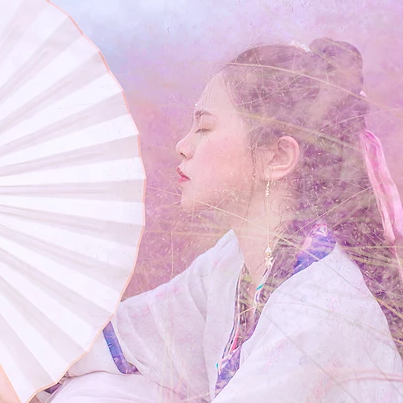 粉嫩帶折扇女生頭像，唯美古風(fēng)真人頭像
