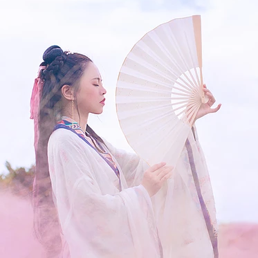 粉嫩帶折扇女生頭像，唯美古風(fēng)真人頭像