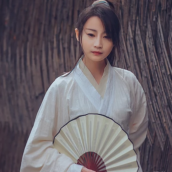 復(fù)古瀟灑帶折扇女生頭像，唯美古風(fēng)真人頭像