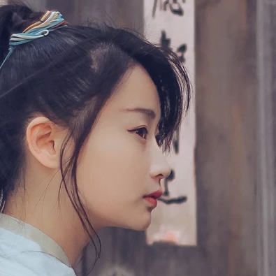 復(fù)古瀟灑帶折扇女生頭像，唯美古風(fēng)真人頭像