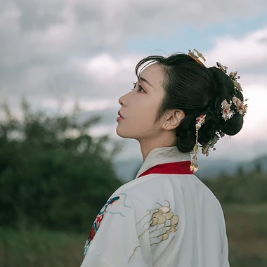 紅衣女子流淚頭像，唯美古風真人頭像