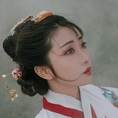 紅衣女子流淚頭像，唯美古風真人頭像