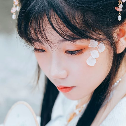 三櫻帶團(tuán)扇女子頭像，唯美古風(fēng)真人頭像