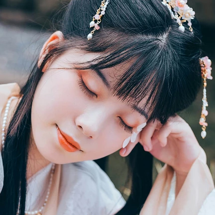 三櫻帶團(tuán)扇女子頭像，唯美古風(fēng)真人頭像