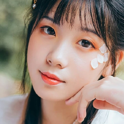 三櫻帶團(tuán)扇女子頭像，唯美古風(fēng)真人頭像