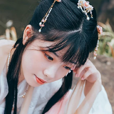 三櫻帶團(tuán)扇女子頭像，唯美古風(fēng)真人頭像