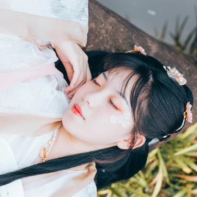 三櫻帶團(tuán)扇女子頭像，唯美古風(fēng)真人頭像