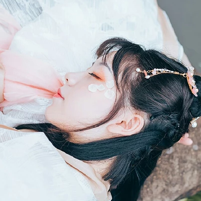 三櫻帶團(tuán)扇女子頭像，唯美古風(fēng)真人頭像