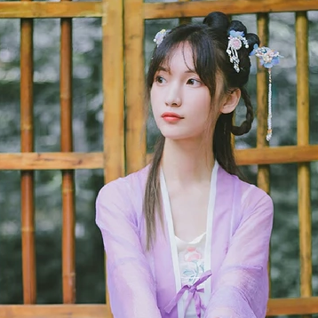 淡紫色帶團(tuán)扇女子頭像，唯美古風(fēng)真人頭像