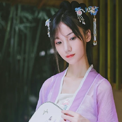 淡紫色帶團(tuán)扇女子頭像，唯美古風(fēng)真人頭像