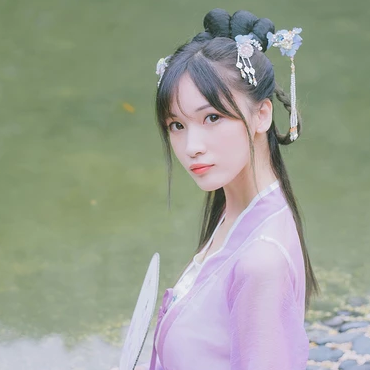 淡紫色帶團(tuán)扇女子頭像，唯美古風(fēng)真人頭像