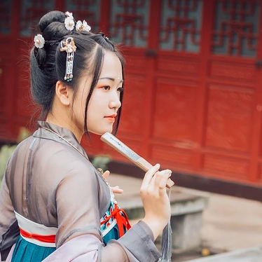 暮秋山行帶傘女生頭像，唯美古風(fēng)真人頭像