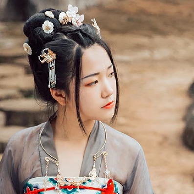 暮秋山行帶傘女生頭像，唯美古風(fēng)真人頭像