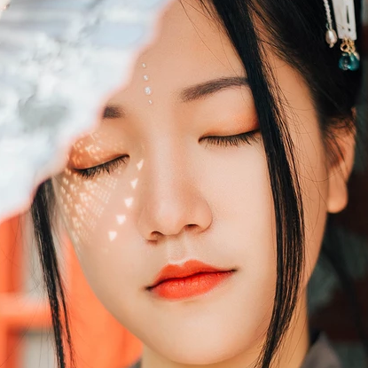 暮秋山行帶傘女生頭像，唯美古風(fēng)真人頭像