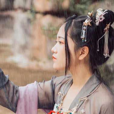 暮秋山行帶傘女生頭像，唯美古風(fēng)真人頭像