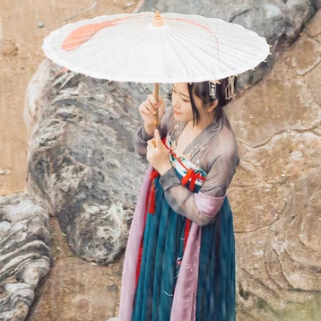 暮秋山行帶傘女生頭像，唯美古風(fēng)真人頭像