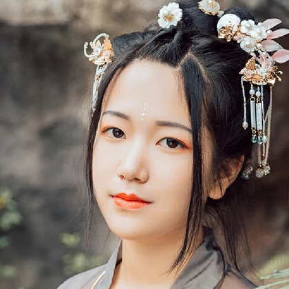 暮秋山行帶傘女生頭像，唯美古風(fēng)真人頭像