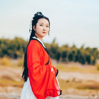 秋色彈琵琶紅衣女生頭像，唯美古風(fēng)真人頭像