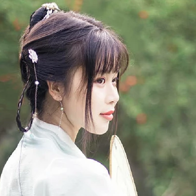 淡雅帶團扇女生頭像，唯美古風真人頭像