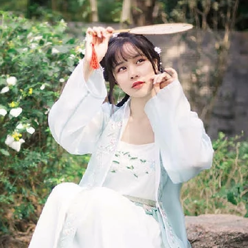淡雅帶團扇女生頭像，唯美古風真人頭像