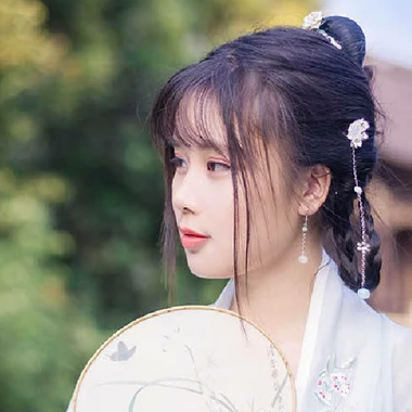 淡雅帶團扇女生頭像，唯美古風真人頭像