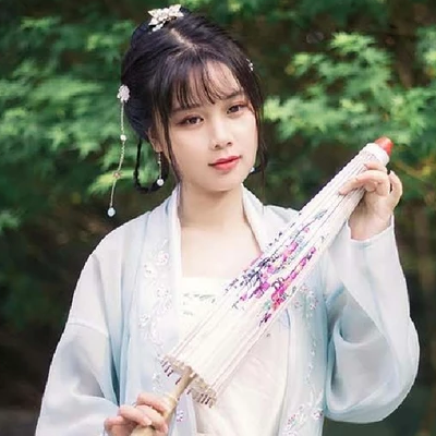 淡雅帶團扇女生頭像，唯美古風真人頭像