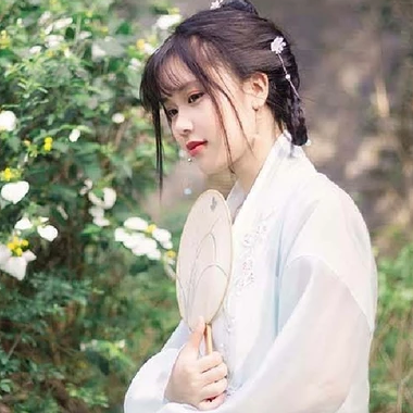 淡雅帶團扇女生頭像，唯美古風真人頭像
