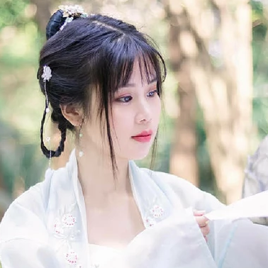 淡雅帶團扇女生頭像，唯美古風真人頭像