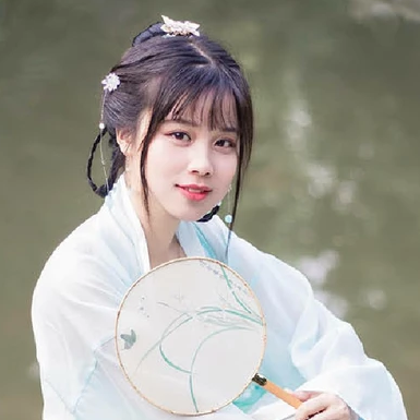 淡雅帶團扇女生頭像，唯美古風真人頭像