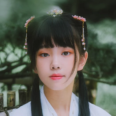 小清新淡藍色帶團扇頭像，唯美古風真人頭像