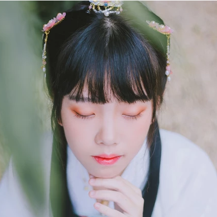 小清新淡藍色帶團扇頭像，唯美古風真人頭像