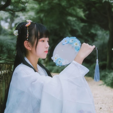 小清新淡藍色帶團扇頭像，唯美古風真人頭像