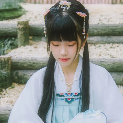 小清新淡藍色帶團扇頭像，唯美古風真人頭像