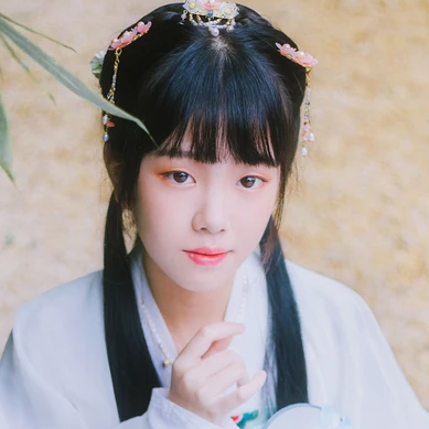 小清新淡藍色帶團扇頭像，唯美古風真人頭像