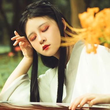 嬌艷彼岸花女生頭像，唯美古風真人頭像