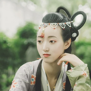 秋庭帶團扇女生頭像，唯美古風真人頭像