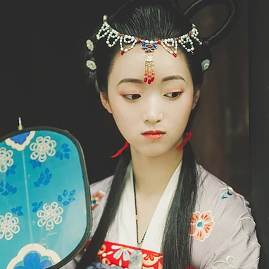 秋庭帶團扇女生頭像，唯美古風真人頭像