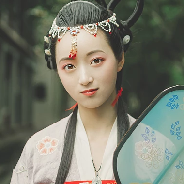 秋庭帶團扇女生頭像，唯美古風真人頭像