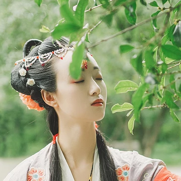 秋庭帶團扇女生頭像，唯美古風真人頭像