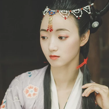 秋庭帶團扇女生頭像，唯美古風真人頭像