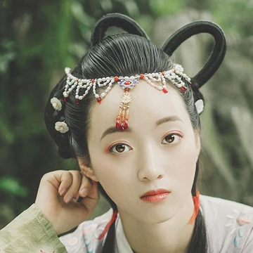 秋庭帶團扇女生頭像，唯美古風真人頭像