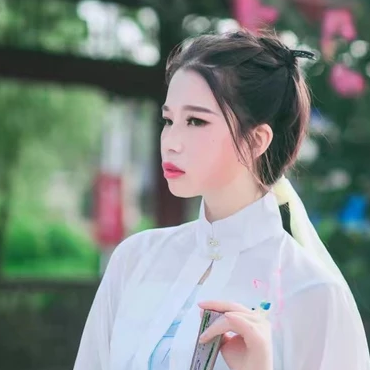 清新嫩綠帶傘女生頭像，唯美古風(fēng)真人頭像